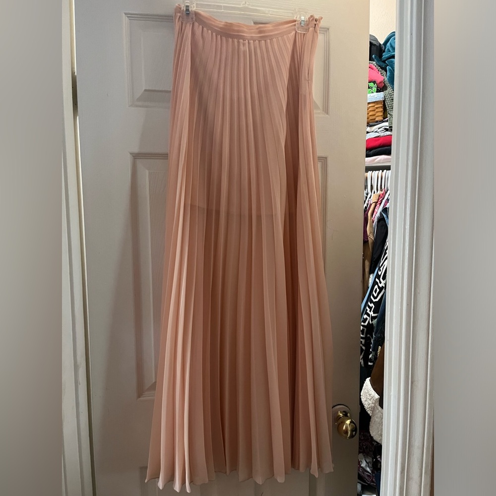 Maxi skirt. Salmon color.
